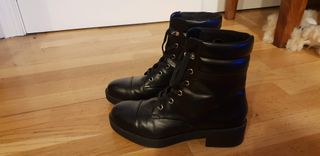 Botines negro Bershka de segunda mano por 18 EUR en Madrid en WALLAPOP