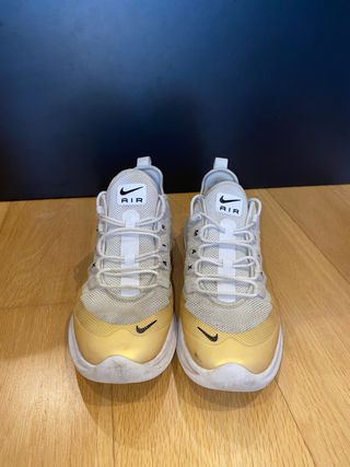 Zapatillas nike air max axis blancas y doradas de segunda mano por 10 EUR  en Bilbao en WALLAPOP