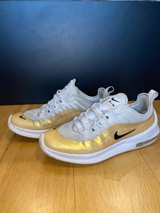 Zapatillas nike air max axis blancas y doradas de segunda mano por 10 EUR  en Bilbao en WALLAPOP