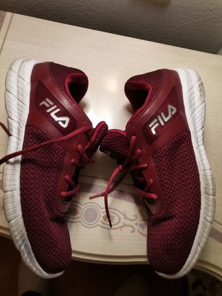 Zapatillas fila granate de segunda mano por 23 EUR en Madrid en WALLAPOP