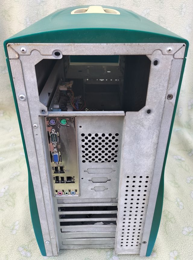 CAJA DE PC CON ASA  QUBER BLUE IBIZA  DEL AÑO 2002