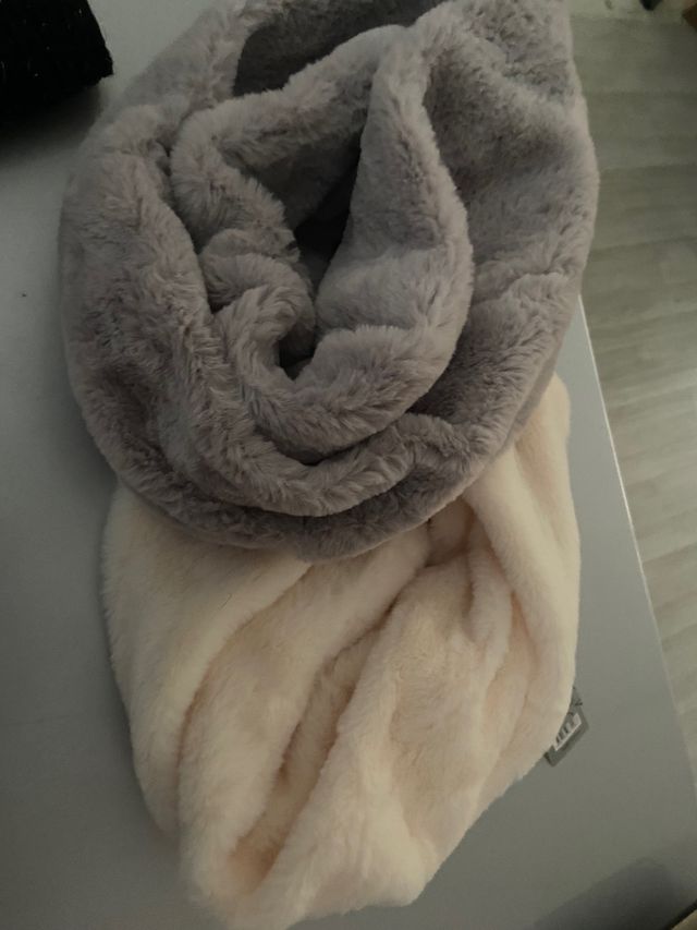 Cuello tubular en beige o crudo y gris muy jugosos