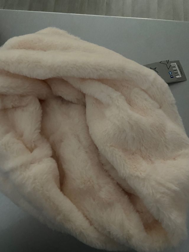 Cuello tubular en beige o crudo y gris muy jugosos