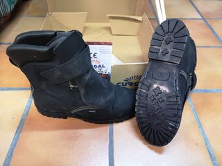 Botas de seguridad con protección metatarsal de segunda mano por 70 EUR en  La Aldea en WALLAPOP