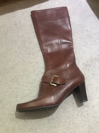 Botas altas estrechas piel marrón de segunda mano por 10 EUR en Cornellà de  Llobregat en WALLAPOP
