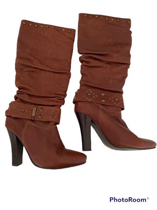 Botas altas marrones piel de segunda mano por 30 EUR en Sevilla en WALLAPOP