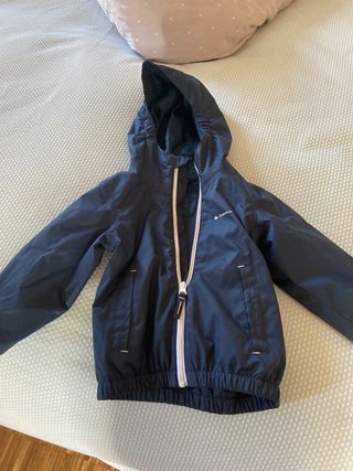 Impermeable Cortavientos Decathlon Quechua de segunda mano por 5 EUR en  Molino de La Hoz en WALLAPOP