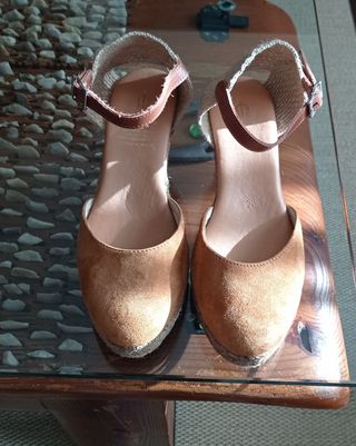 Sandalias número 36, de El Caballo, ayestaran de segunda mano por 40 EUR en  Bilbao en WALLAPOP