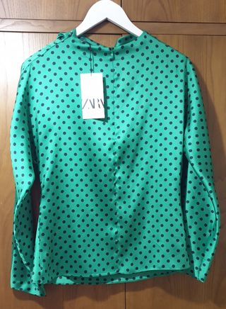 Blusa verde de lunares de Zara. de segunda mano por 15 EUR en León en  WALLAPOP