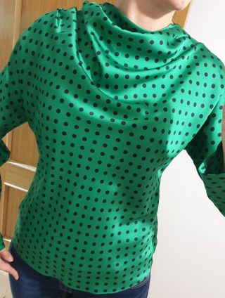 Blusa verde de lunares de Zara. de segunda mano por 15 EUR en León en  WALLAPOP