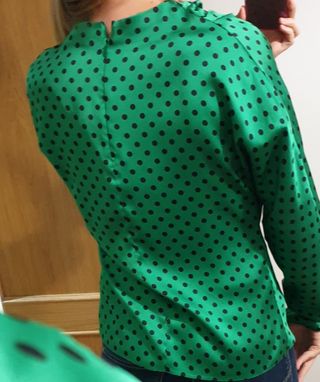 Blusa verde de lunares de Zara. de segunda mano por 15 EUR en León en  WALLAPOP