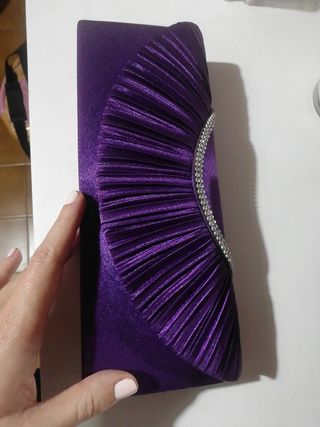 Clutch violeta de segunda mano por 6 EUR en Barcelona en WALLAPOP