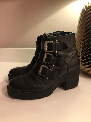 Botines hebillas piel de segunda mano por 22 EUR en Barcelona en WALLAPOP