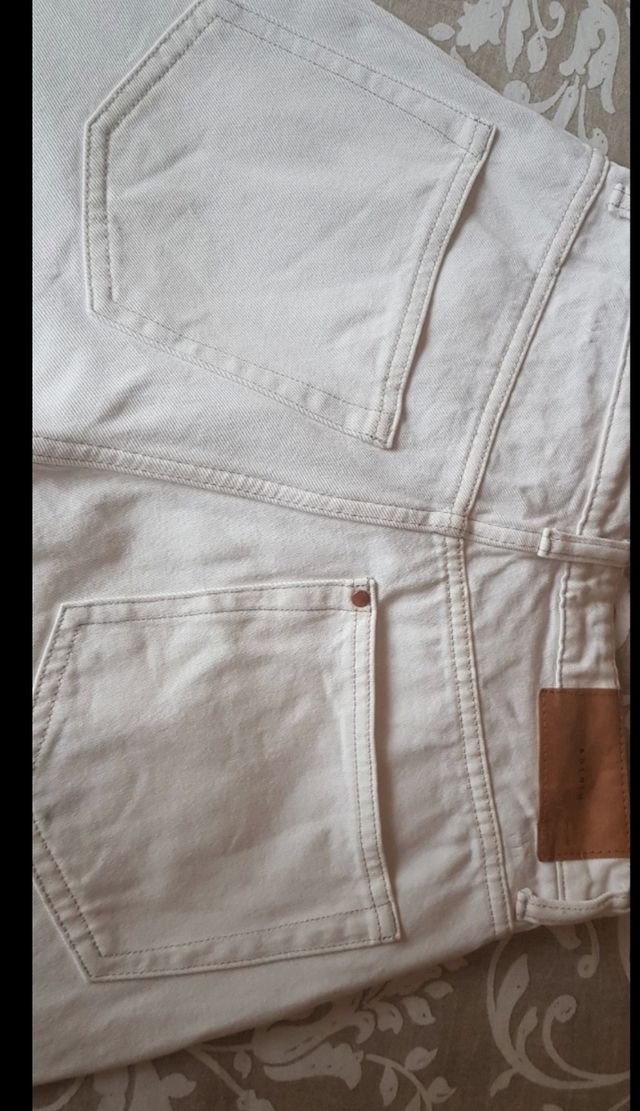 Pantalón vaquero corte mom blanco crudo H&M  