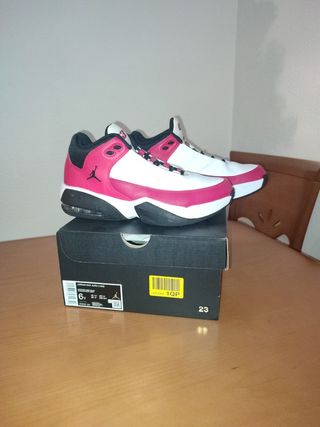 Jordan Max Aura 3 (GS) Talla 38,5 de segunda mano por 40 EUR en Ciudad Real  en WALLAPOP