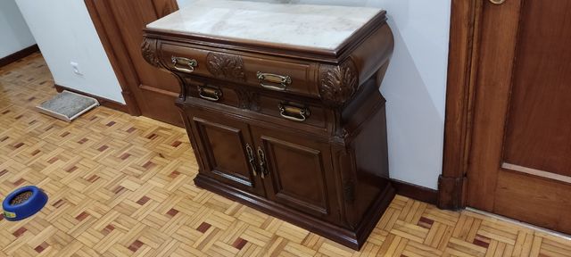 Mueble recibidor de madera maciza y mármol