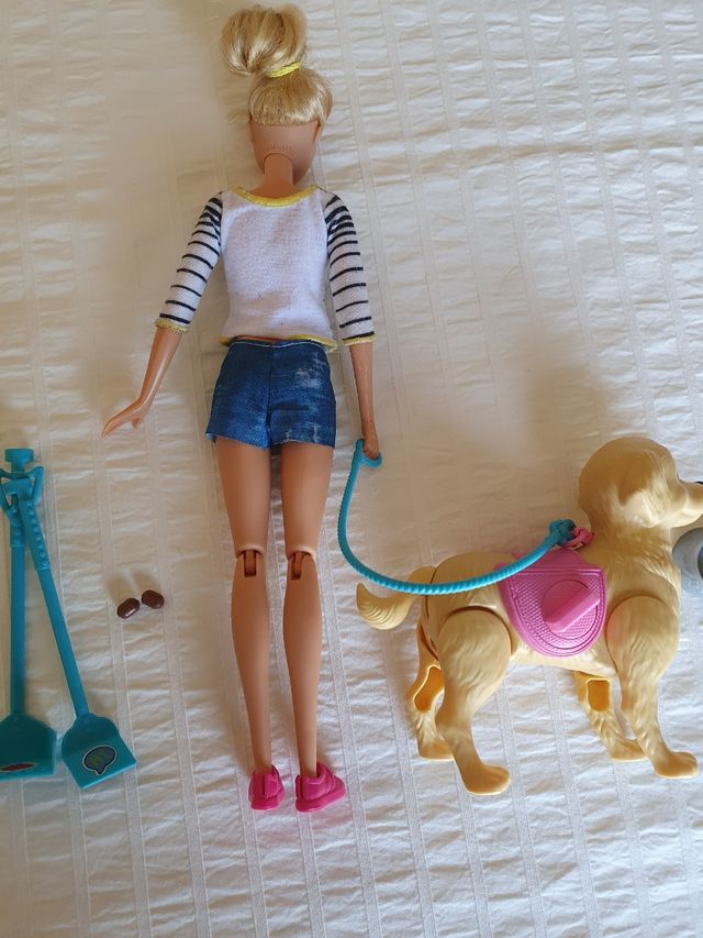 barbie con su perro popó.