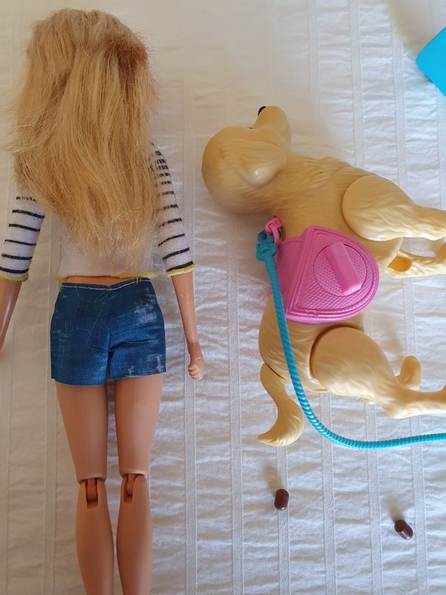 barbie con su perro popó.