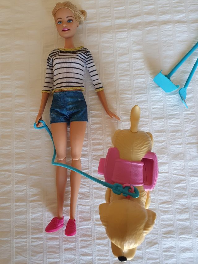 barbie con su perro popó.