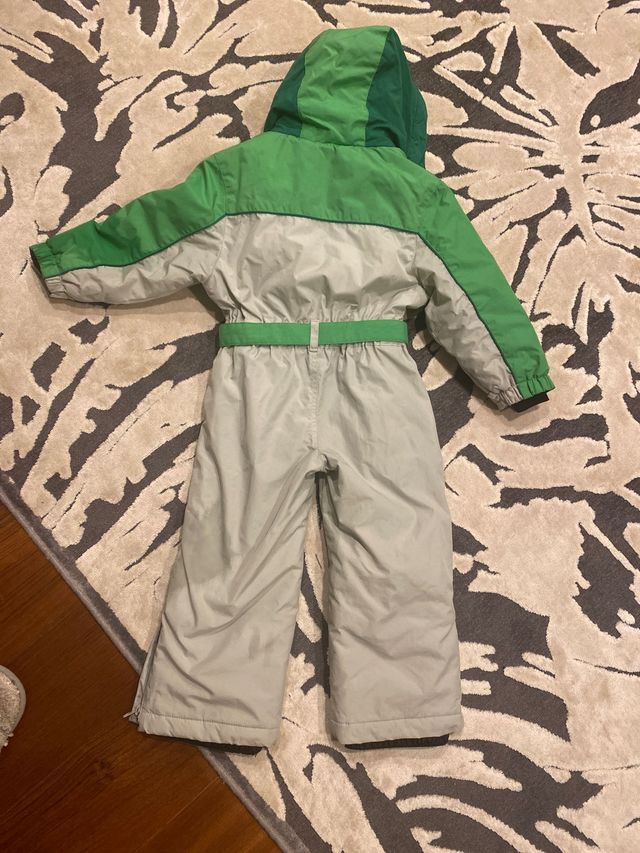 Mono de nieve con capucha