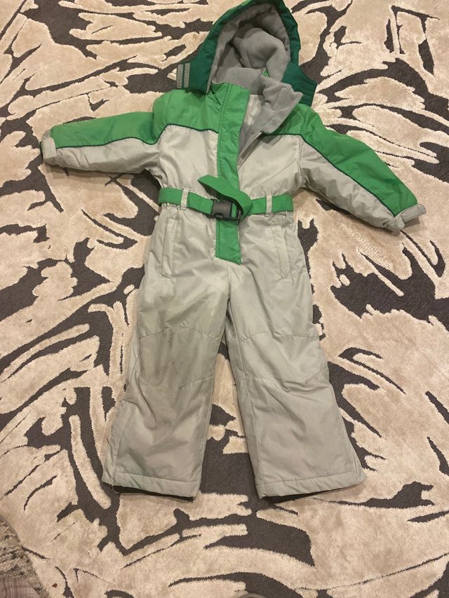 Mono de nieve con capucha