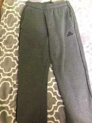 Pantalon adidas de segunda mano por 30 EUR en Sant Andreu de la Barca en  WALLAPOP