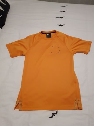 Camiseta ancha Nike naranja de segunda mano por 10 EUR en Coslada en  WALLAPOP