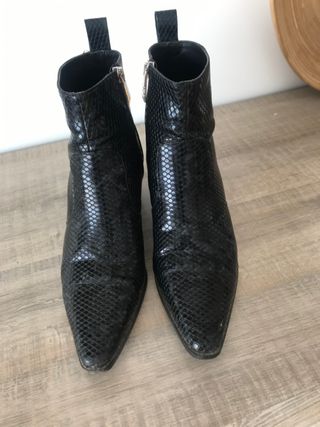 Botín negro de Zara, grabado animal tacón 5,5 de segunda mano por 25 EUR en  Sabadell en WALLAPOP