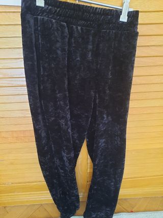 Pantalon chandal mujer zara terciopelo negro. de segunda mano por 8 EUR en  Collado Villalba en WALLAPOP