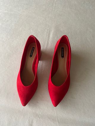 Zapato salón rojo de Stradivarius de segunda mano por 12 EUR en Valencia en  WALLAPOP