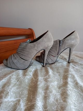 Zapatos fiesta , beige de segunda mano por 6 EUR en Ferrol en WALLAPOP