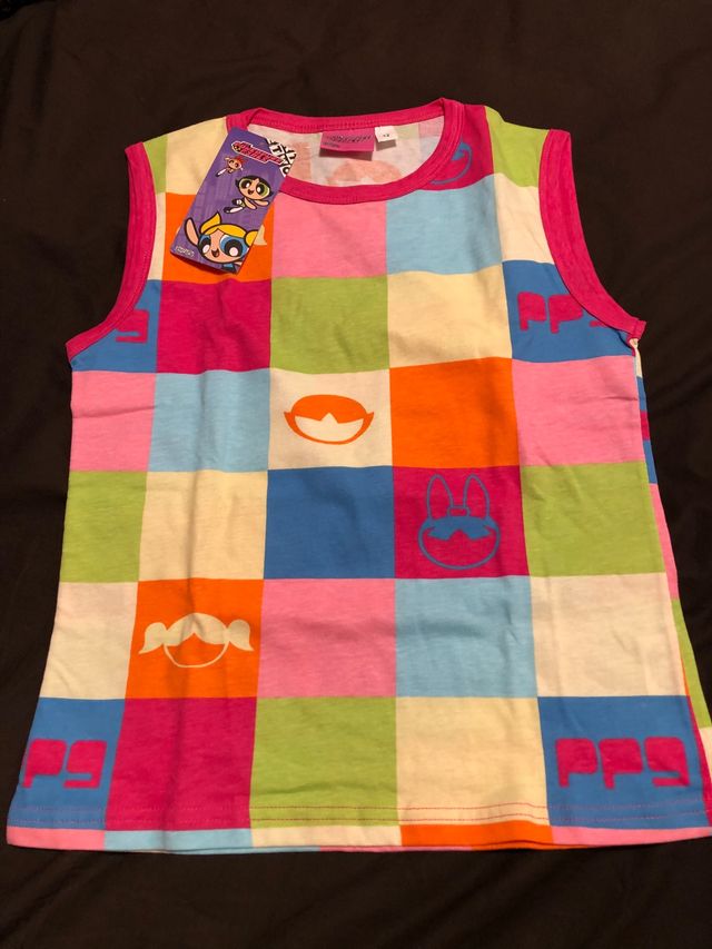 Dos camisetas nuevas con etiqueta