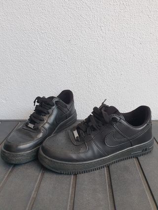 Zapatillas Nike Air Force 1 Negras Talla 43 de segunda mano por 45 EUR en  Algeciras en WALLAPOP