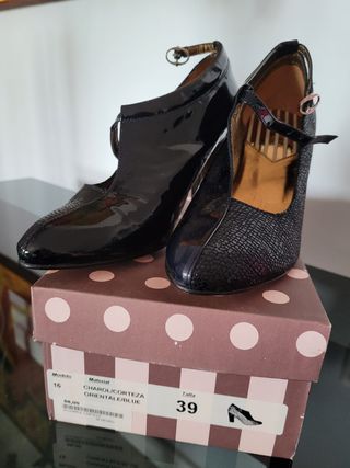 Zapato fiesta piel tacón de Chocolat d\\'Or de segunda mano por 13 EUR en  Alicante en WALLAPOP
