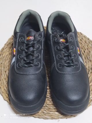 ZAPATOS DE TRABAJO REFORZADOS. T43 de segunda mano por 12 EUR en Sevilla en  WALLAPOP