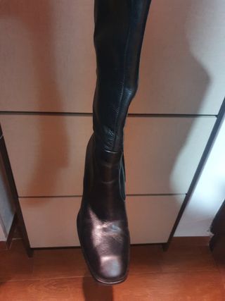 Botas altas PIEL ZARA de segunda mano por 18 EUR en Granada en WALLAPOP