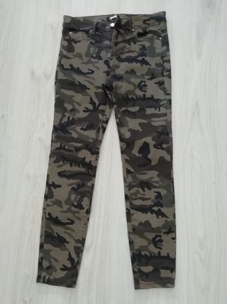 Pantalón camuflaje stradivarius de segunda mano por 10 EUR en Jerez de la  Frontera en WALLAPOP
