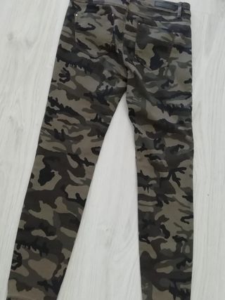 Pantalón camuflaje stradivarius de segunda mano por 10 EUR en Jerez de la  Frontera en WALLAPOP