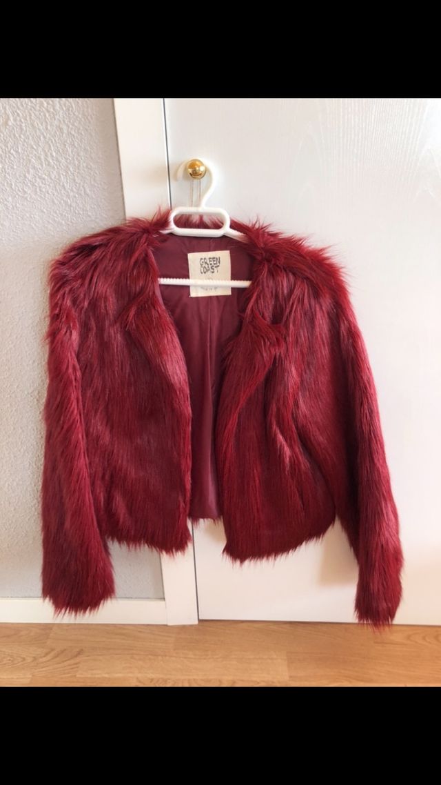 Abrigo pelo burdeos