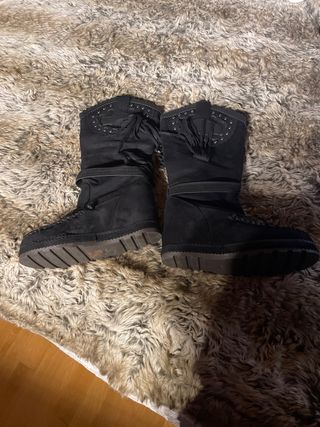 Botas altas con cuña interior de segunda mano por 20 EUR en Burgos en  WALLAPOP