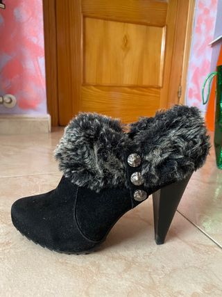 Botines negros tacón pelo de segunda mano por 6 EUR en Seseña en WALLAPOP