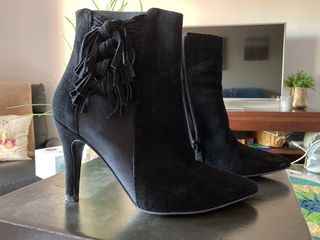Botines negros de piel Cortefiel de segunda mano por 40 EUR en Córdoba en  WALLAPOP