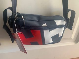 Helly Hansen bolso multiusos correa desmontable de segunda mano por 35 EUR  en Jaén en WALLAPOP