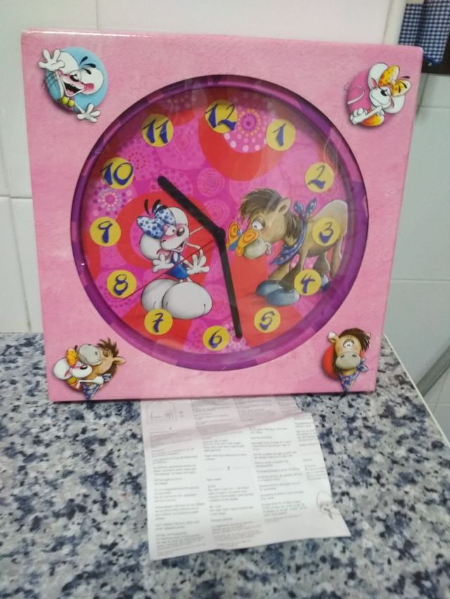 Relógio de parede de rapariga.