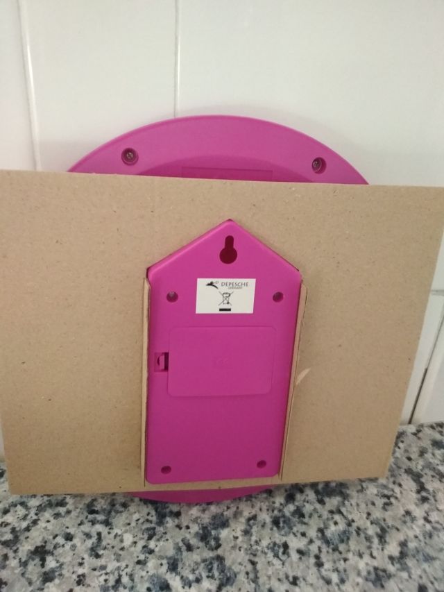 Relógio de parede de rapariga.