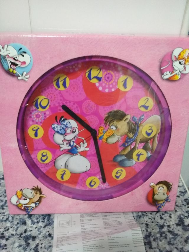 Relógio de parede de rapariga.