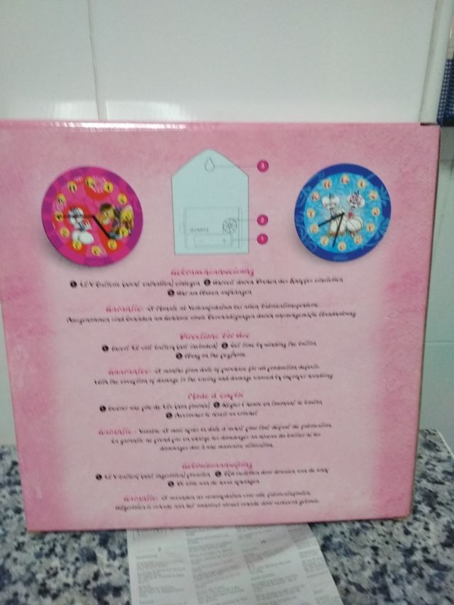 Relógio de parede de rapariga.