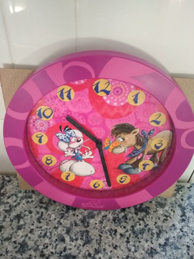 Relógio de parede de rapariga.