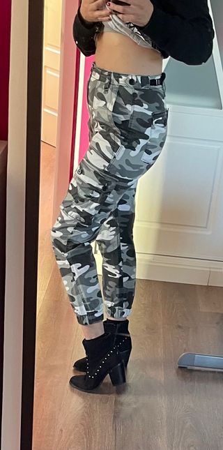 Pantalones camuflaje Bershka de segunda mano por 10 EUR en El Viso de San  Juan en WALLAPOP