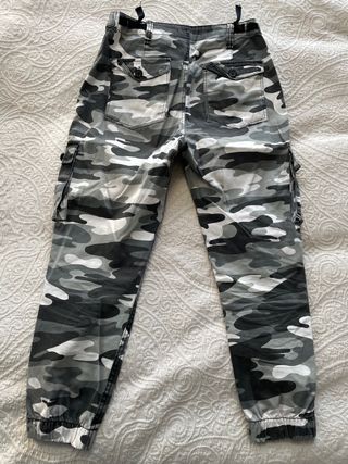 Pantalones camuflaje Bershka de segunda mano por 10 EUR en El Viso de San  Juan en WALLAPOP